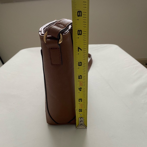 Tommy Hilfiger Crossbody, Vegan Leather. In Good condition. - Picture 9 of 15